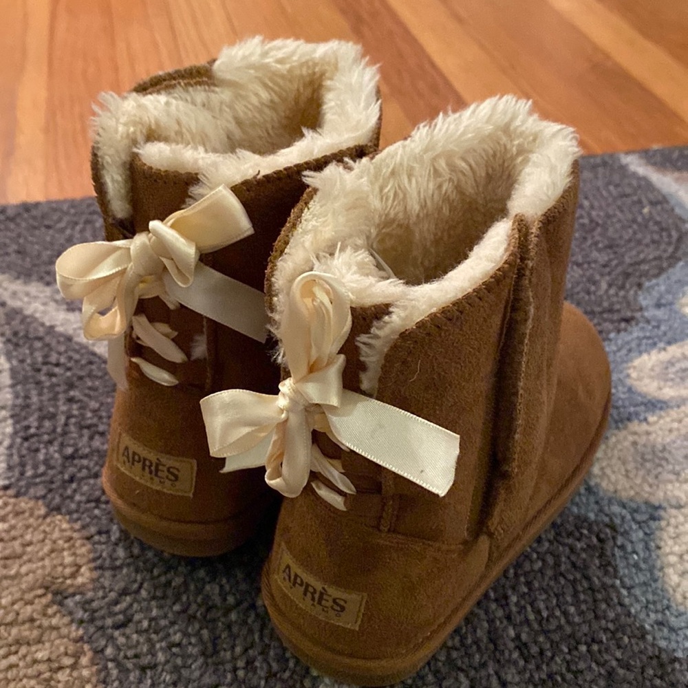 GIRLS APRES BOOTS SIZE 3Y